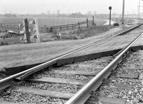 834231 Afbeelding van een spoorwegovergang bij Hoogeveen met overwegbeplating van dwarsliggers.